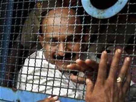 અમદાવાદ બોંમ્બ ધડાકાના આરોપીએ બાબૂ બજરંગીને ચખાડ્યો 'મેથીપાક'