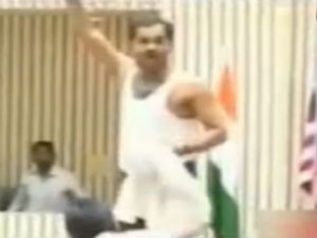 મનમોહન સામે કપડાં ઉતારી કર્યો મોંઘવારીનો વિરોધ