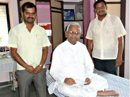 અણ્ણાના વધુ એક સહયોગી સુરેશ પઠારે સાથ છોડ્યો