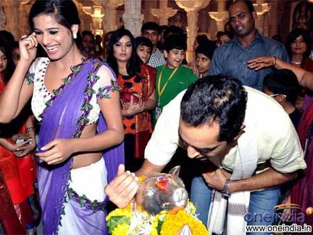 પૂરા કપડા સાથે બાપ્પાના દર્શને પહોંચી પૂનમ