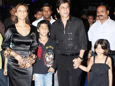 શાહરુખ ખાન અને તેમના સંતાનો સુહાના તેમજ આર્યન