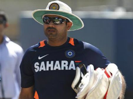 ફિલ્ડિંગ દરમિયાન સેહવાગ ઇજાગ્રસ્ત