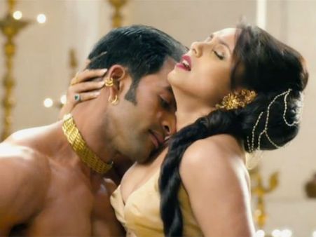 બોલ્ડ, હૉટ અને ઉત્તેજક છે ઐય્યાની રાણી