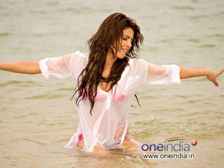 ફોટો ફીચર : બૉલીવુડ બ્યુટી ઇન વૉટર