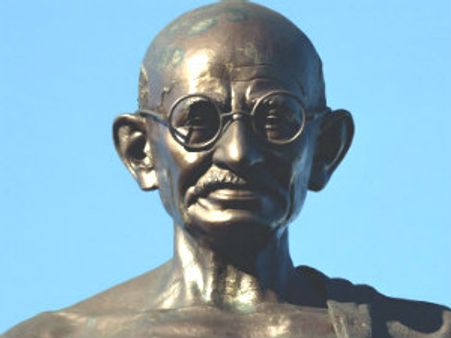 NHSની ગેરવર્તણૂક સામે યુકેમાં ભારતીય મૂળના ડોક્ટરની 'ગાંધીગરી'