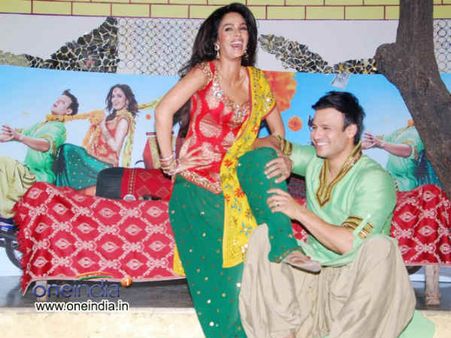 વિવેકની કેએલપીડી, મલ્લિકાનાં પગ દબાવ્યાં