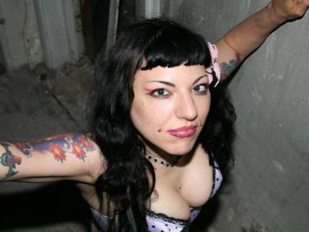 ટૅટૂ કન્વેંશનમાં સૌની સામે ટૉપલેસ થઈ સોફિયા