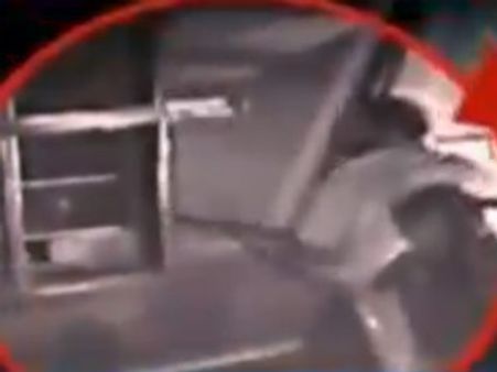 વિઠ્ઠલ રાદડીયા બન્યા દબંગ, ટોલબૂથ પર બતાવી રાઇફલ