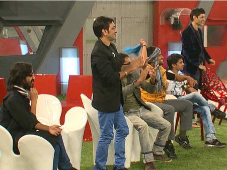 પ્રતિસ્પર્ધીઓએ કર્યા ડાંસ