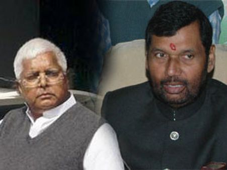 બિહાર બંધ: ટ્રેનો અટકાવી, લાલૂ-પાસવાનની ધરપકડ