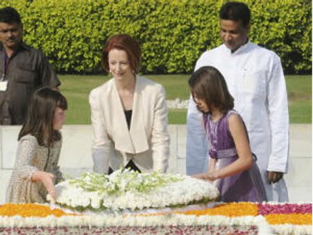 રાજઘાટ પર ઓસ્ટ્રેલિયાના વડાપ્રધાન જૂલિયા ગિલાર્ડ લપસી પડ્યા