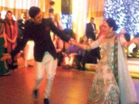 કરિશ્મા-રણબીરના ઠુમકાં કરિશ્મા-રણબીરના ઠુમકાં