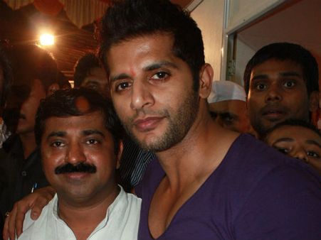 રામ કાદમ સાથે અભિનેતા કરણવીર બ્હોરા