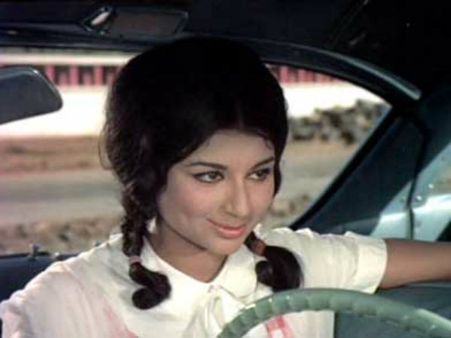 કરીનાના શુભ પગલાં, શર્મિલાને ડૉક્ટરેટની ઉપાધિ