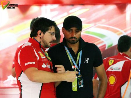 ભજ્જી પણ પહોંચ્યા રેસ જોવાં