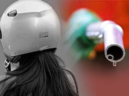 નવો આદેશ: હેલ્મેટ નહી, તો પેટ્રોલ નહી