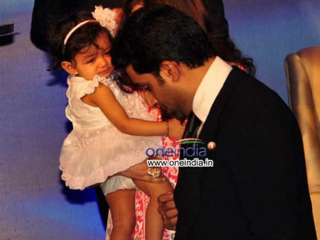 અભિષેકનો હાથ પકડી સન્માન સ્વીકાર્યું