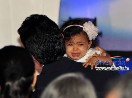 આરાધ્યાને સંભાળતાં અભિષેક