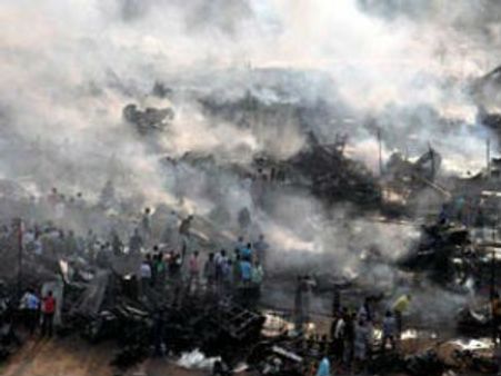 વડોદરામાં ભીષણ આગ, 50 ફટાકડા સ્ટોલ ભષ્મીભૂત