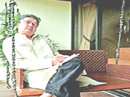 ગુજરાતી કવિ શોભિત દેસાઇને યુકેમાં સન્માનિત કરાયા