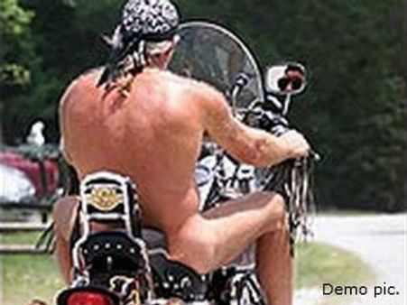 ન્યૂડ થઇને બાઇક ચલાવવું યુવકને ભારે પડી ગયું