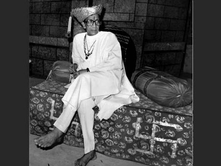 જીવનના વિવિધ તબક્કે બાલ ઠાકરે