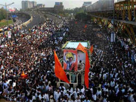 બાલ ઠાકરેની અંતિમ યાત્રામાં અડધેથી પાછા ફર્યા રાજ