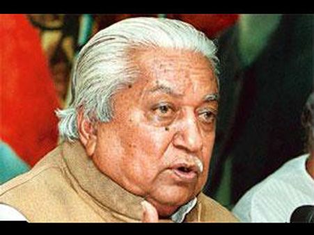 કેશુભાઇને નોટિસ, અર્જૂન મોઢવાડિયાને પંચનો ઠપકો