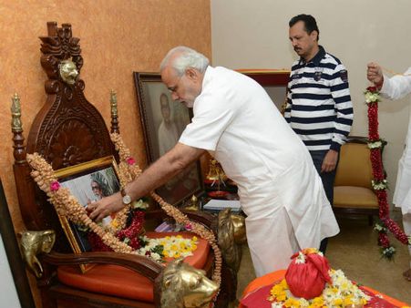 મોદીની ઠાકરેને શ્રદ્ધાંજલિ