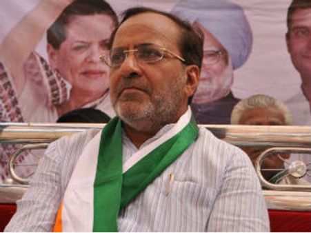 સ્કૂટર લઈને ફરતાં મોદીએ પોતાનો અને ઉદ્યોગપતિનો વિકાસ કર્યો