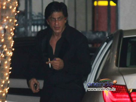 ટેંશનમાં છે શાહરુખ ખાન, પી રહ્યાં છે સિગરેટ !