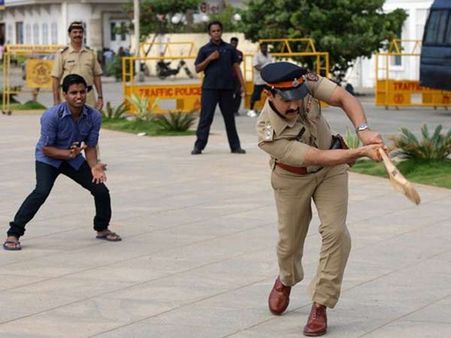 પોલીસવાળાઓ પાસેથી લીધી ટિપ્સ