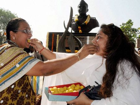 મુંબઇમાં વહેંચાઇ મીઠાઇ મુંબઇમાં વહેંચાઇ મીઠાઇ