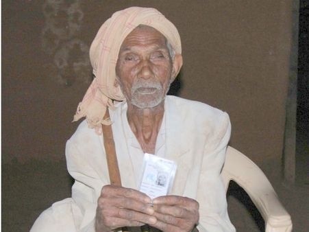 ગુજરાત ચૂંટણીઃ ઉંમર સદીની ઉપર પણ મતદાન કરવા તત્પર