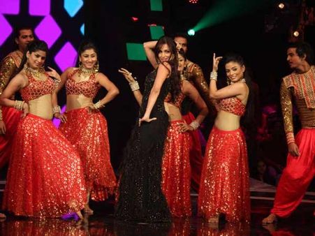 મલાઇકાએ મુન્ની તથા અનારકલી પર ઠુમકા લગાવ્યાં