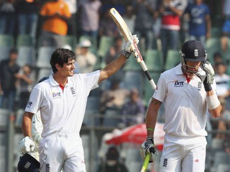 સદીની ઉજવણી કરતો કૂક