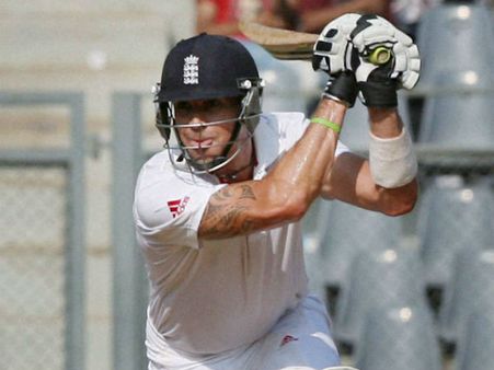 શોટ ફટકારતો પીટરસન