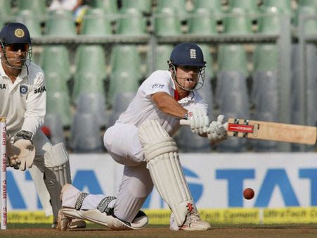 શોટ ફટકારતો એલિસ્ટર કૂક