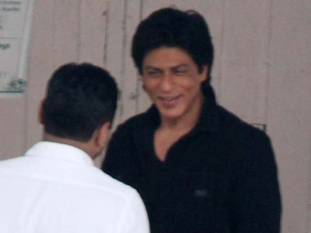 સ્ટાફ મેમ્બર સાથે વ્યસ્ત