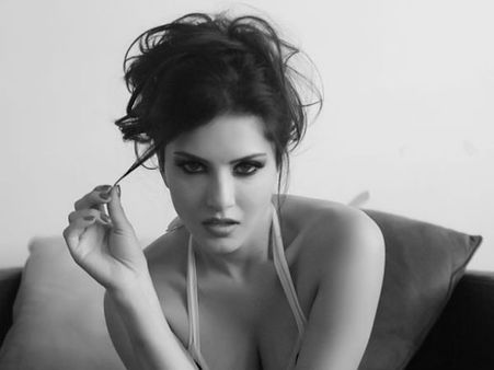 Pics : સનીની ફિલ્મમાંથી સન્ની બહાર !