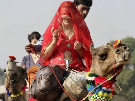 પુષ્કર મેળામાં વિદેશી યુવતી દેશી અંદાજમાં