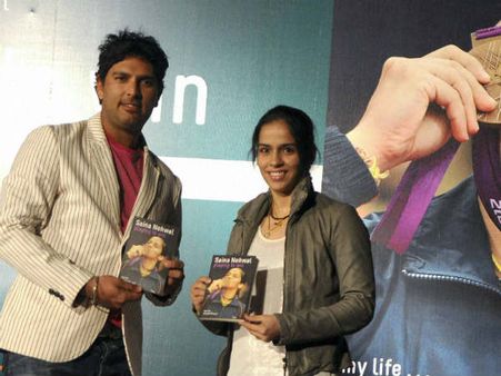 યુવરાજે સાઇના નેહવાલની આત્મકથાનું કર્યું વિમોચન