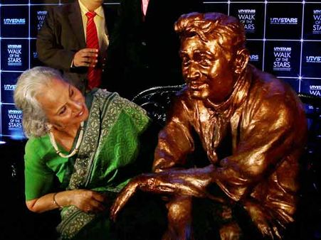 દેવ આનંદની મૂર્તિ સાથે વહીદા