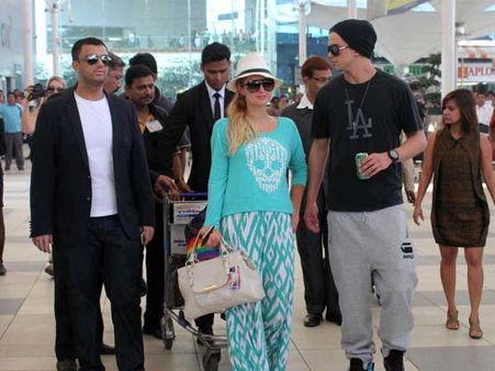 Pics : હિલ્ટન અનાથ બાળકો માટે બન્યાં છમ્મક છલ્લો...