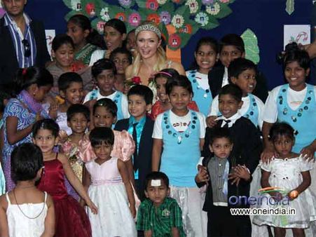 બાળકો સાથે ફોટો પડાવી