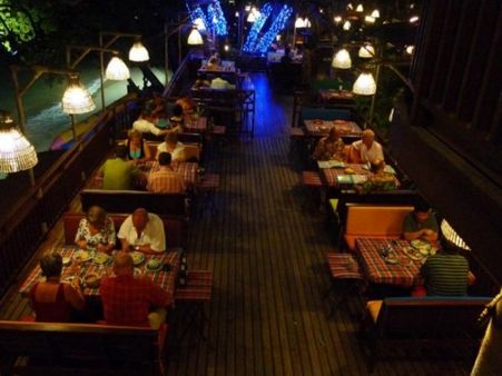 શાનદાર ડાઇનિંગ હોલ