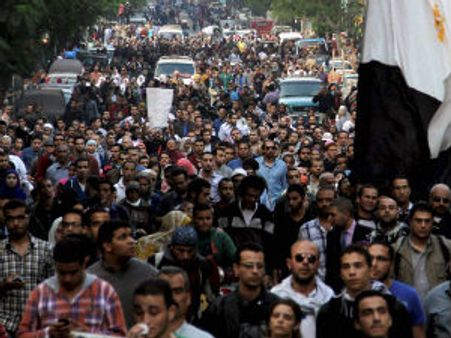 ઇજીપ્તમાં લોકોએ રાષ્ટ્રપતિ ભવનનો સુરક્ષા ઘેરો તોડ્યો