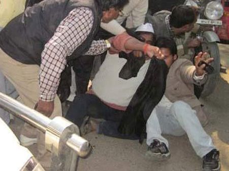 સલમાન ખુર્શીદની પત્નીએ પ્રદર્શનકારી વિક્લાંગોને હડફેટે લીધા