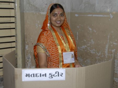 પોતાના મતનો ઉપયોગ કરતા મતદારો પોતાના મતનો ઉપયોગ કરતા મતદારો