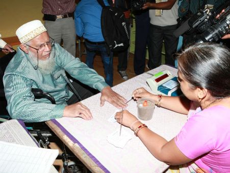 પોતાના મતનો ઉપયોગ કરતા મતદારો પોતાના મતનો ઉપયોગ કરતા મતદારો